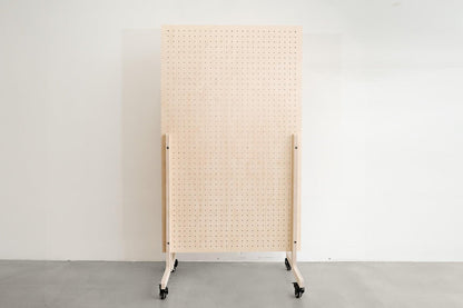 Pegboard mobile en bois sur roulettes - Quark