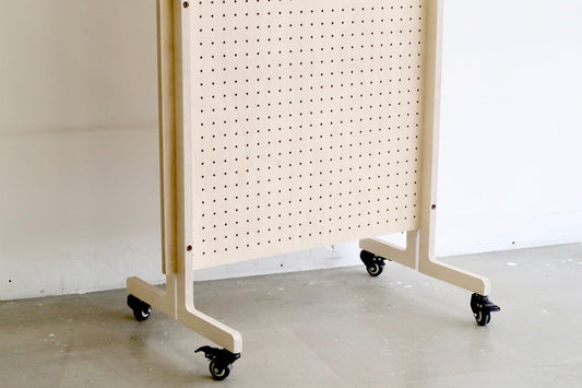 Pegboard mobile en bois sur roulettes - Quark