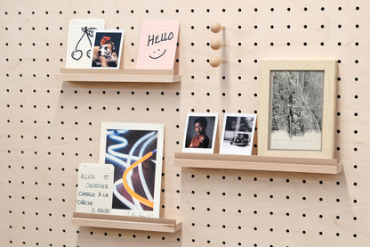 Cimaise en bois pour Pegboard et présentoir pour livre