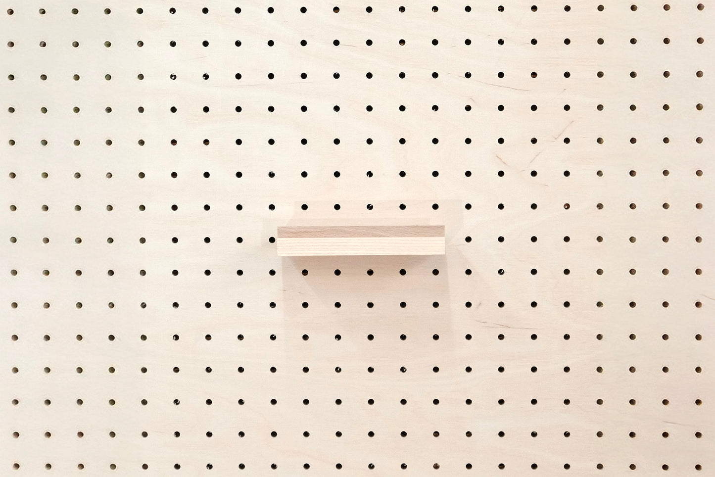 Cimaise en bois pour Pegboard et présentoir pour livre