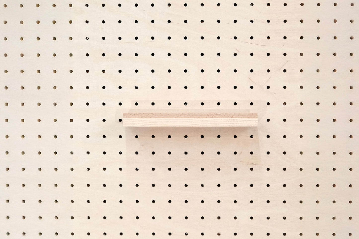 Cimaise en bois pour Pegboard et présentoir pour livre