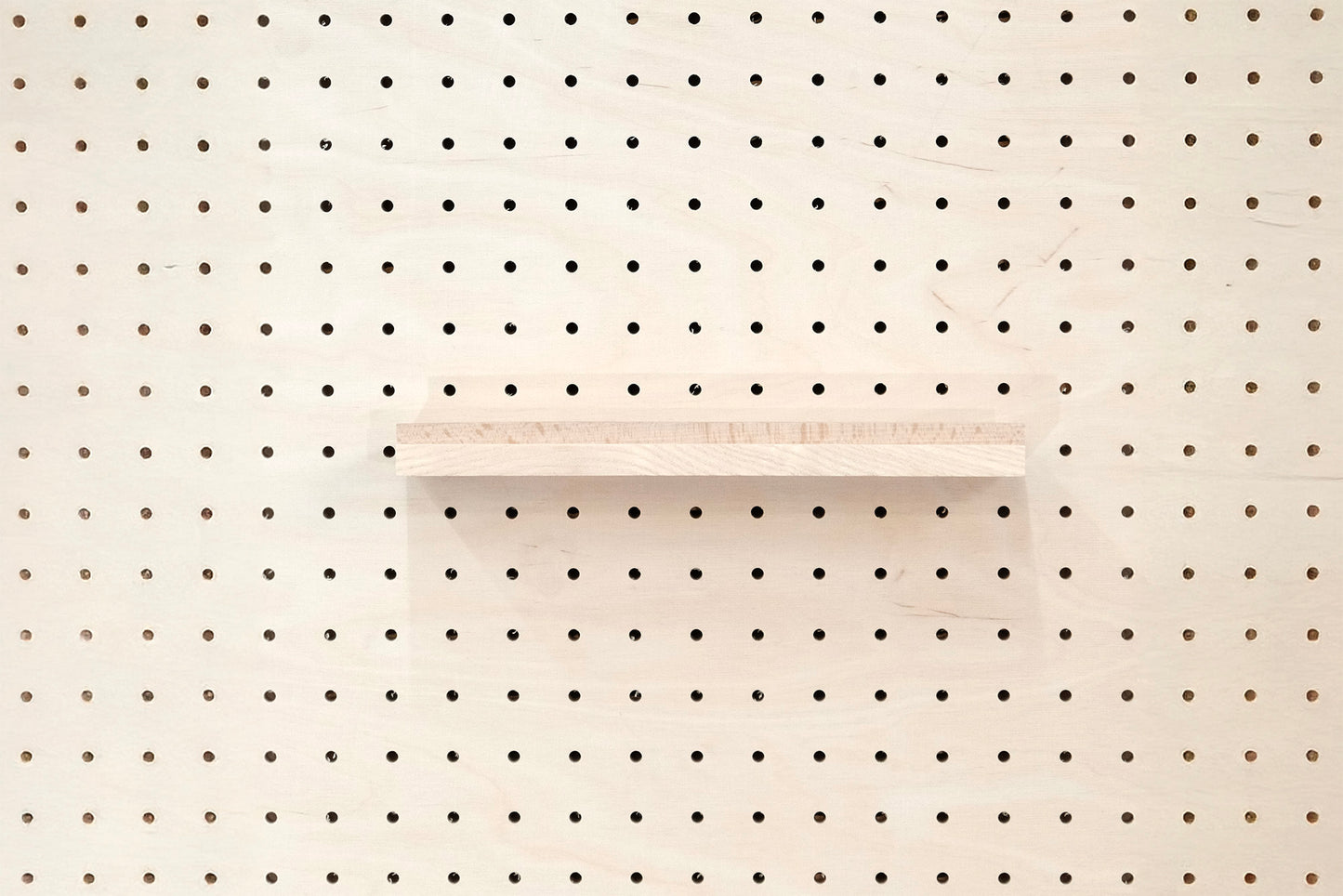 Cimaise en bois pour Pegboard et présentoir pour livre