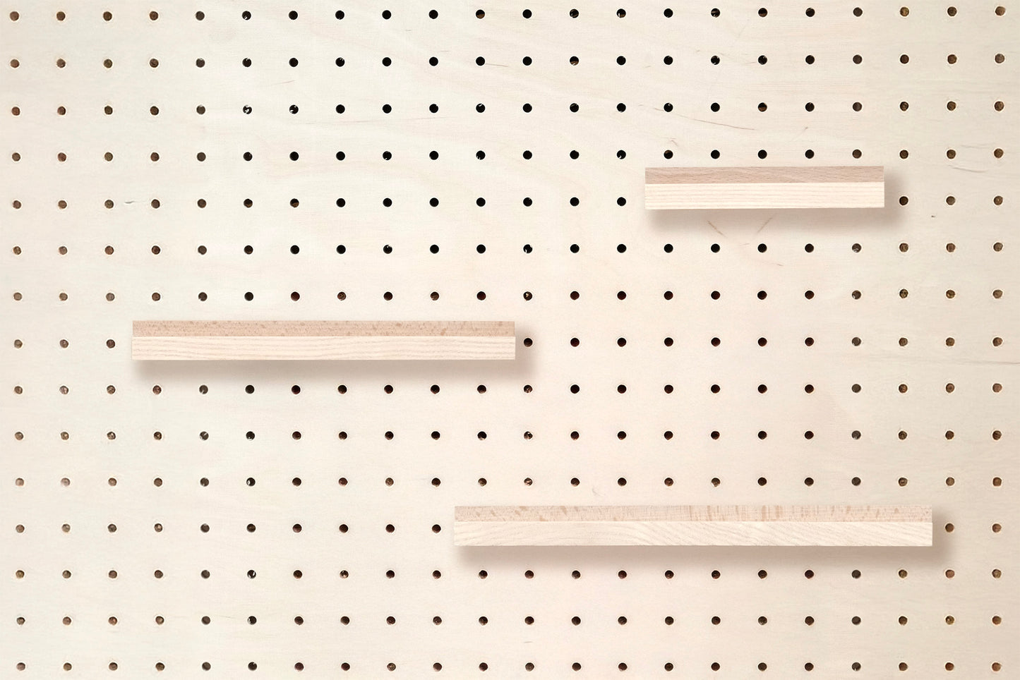 Cimaise en bois pour Pegboard et présentoir pour livre