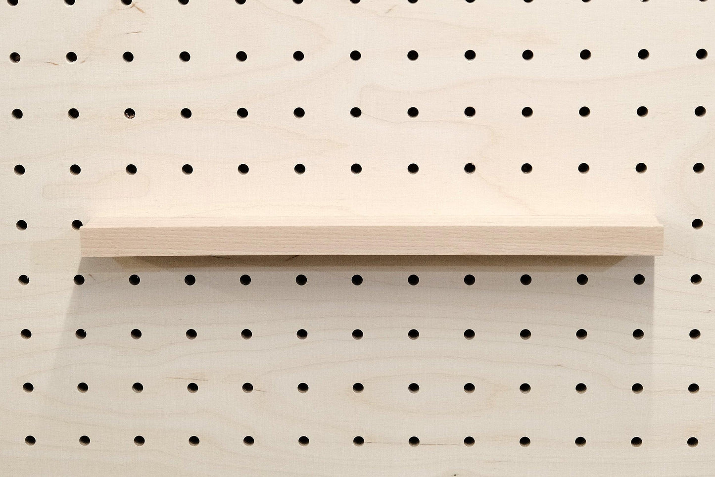 Cimaise en bois pour Pegboard et présentoir pour livre - Quark