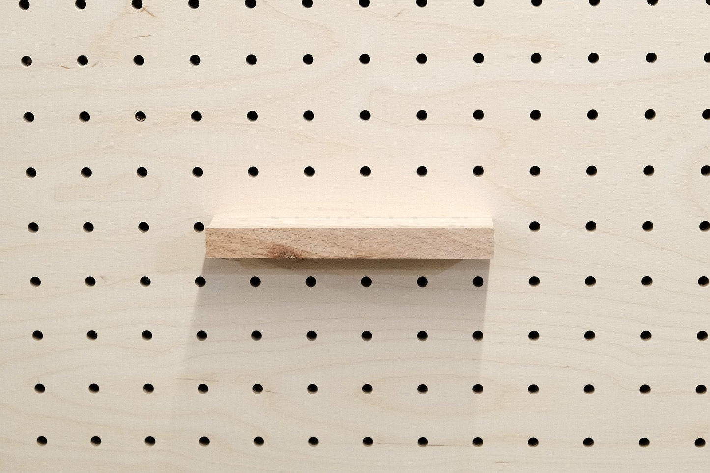 Cimaise en bois pour Pegboard et présentoir pour livre - Quark