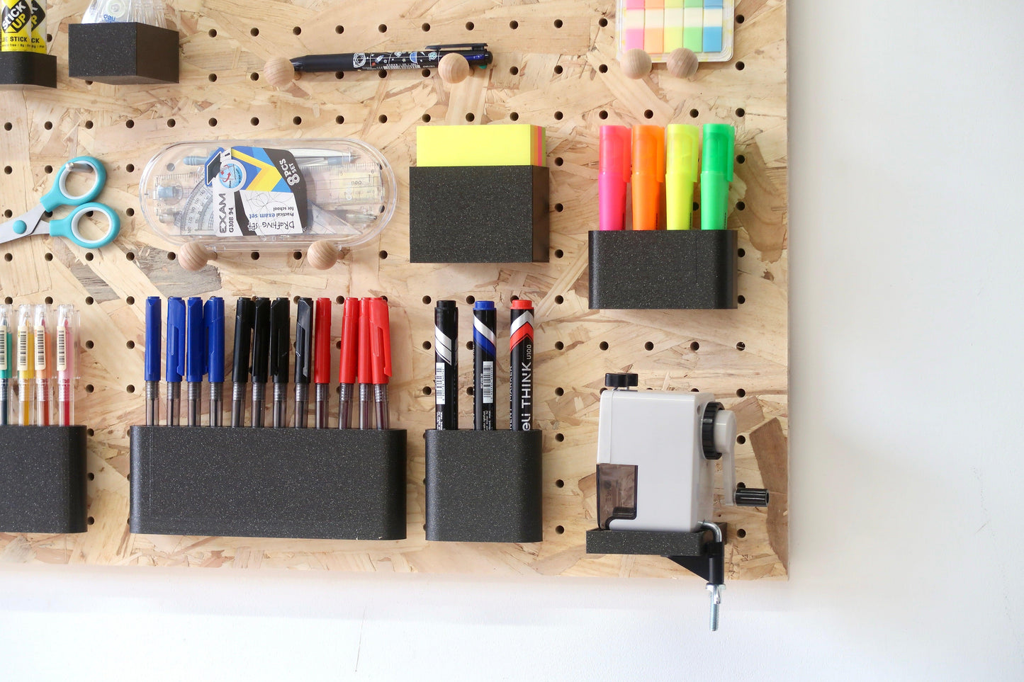 Tout-en-un : le Kit Pegboard 96 x 48 cm + set de bureau : parfait pour un bureau organisé et stylé - Quark