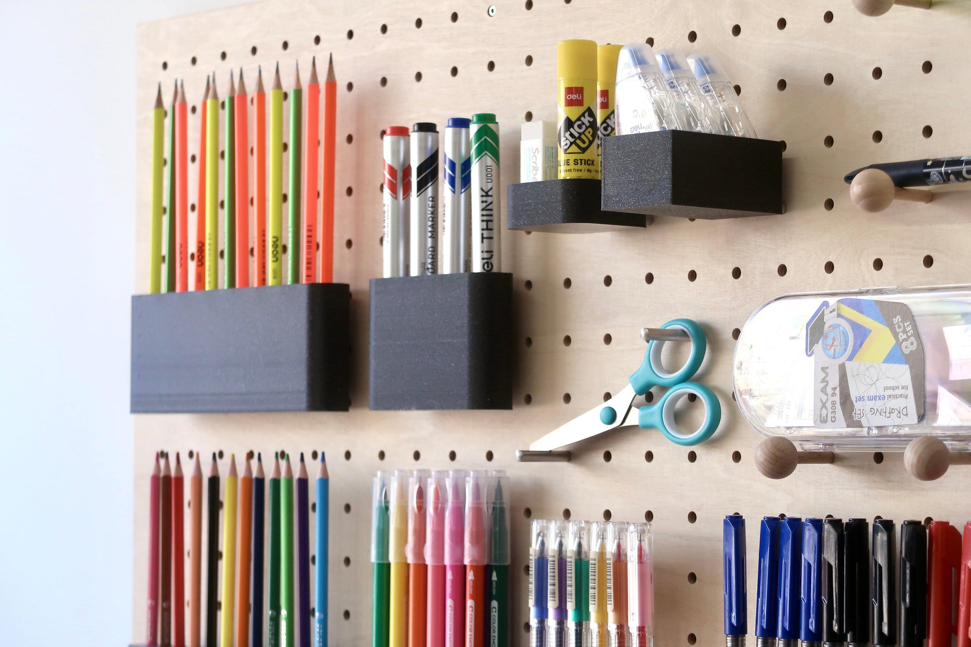 Tout-en-un : le Kit Pegboard 96 x 48 cm + set de bureau : parfait pour un bureau organisé et stylé - Quark