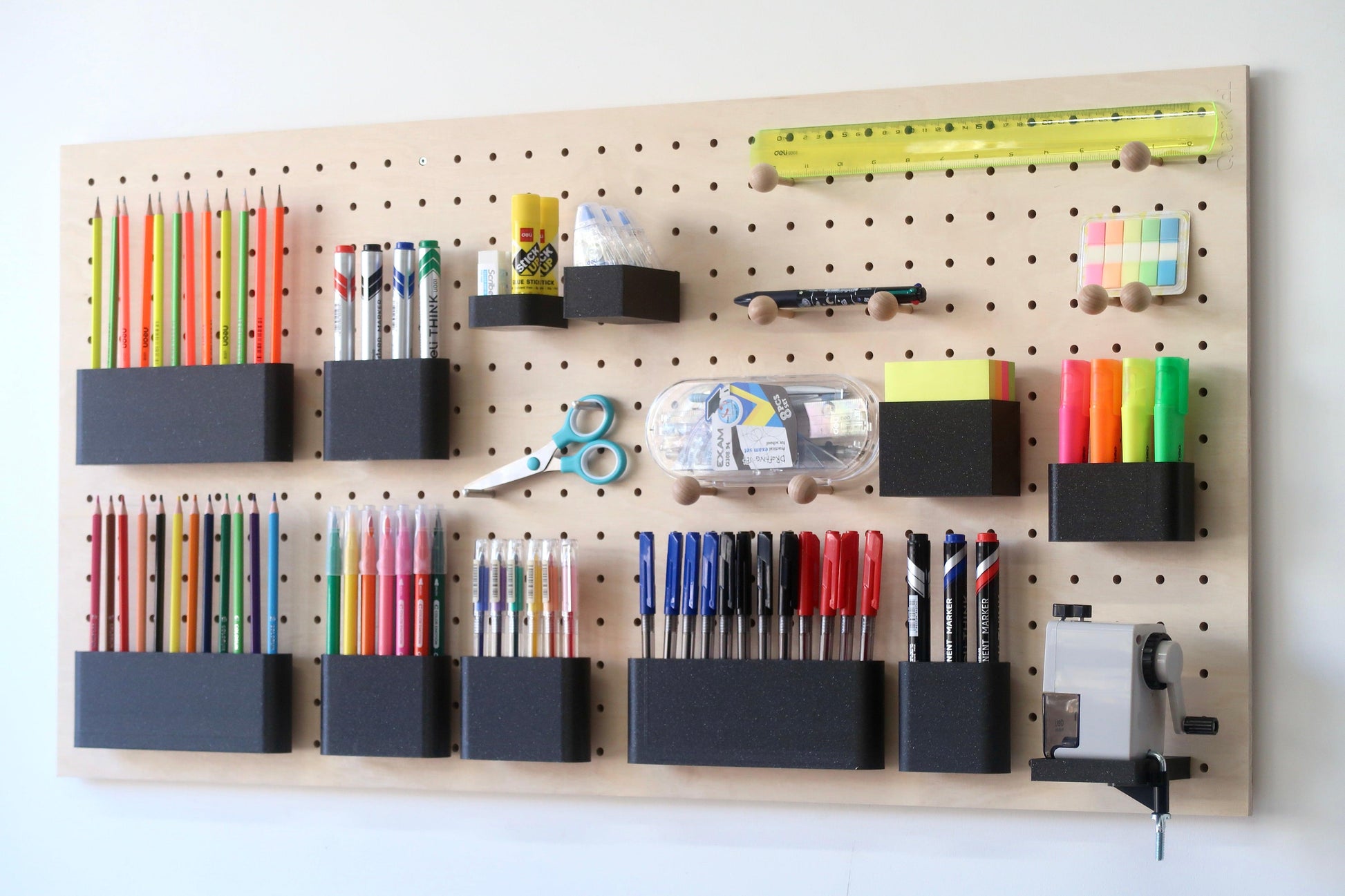 Tout-en-un : le Kit Pegboard 96 x 48 cm + set de bureau : parfait pour un bureau organisé et stylé - Quark