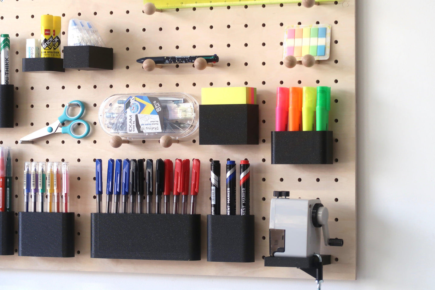 Tout-en-un : le Kit Pegboard 96 x 48 cm + set de bureau : parfait pour un bureau organisé et stylé - Quark