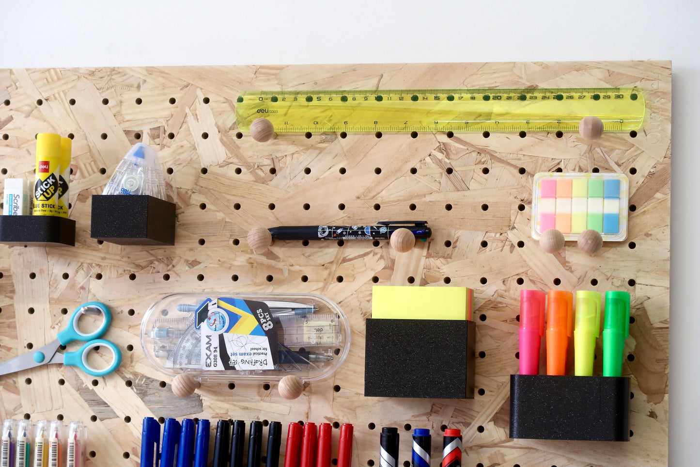 Tout-en-un : le Kit Pegboard 96 x 48 cm + set de bureau : parfait pour un bureau organisé et stylé - Quark