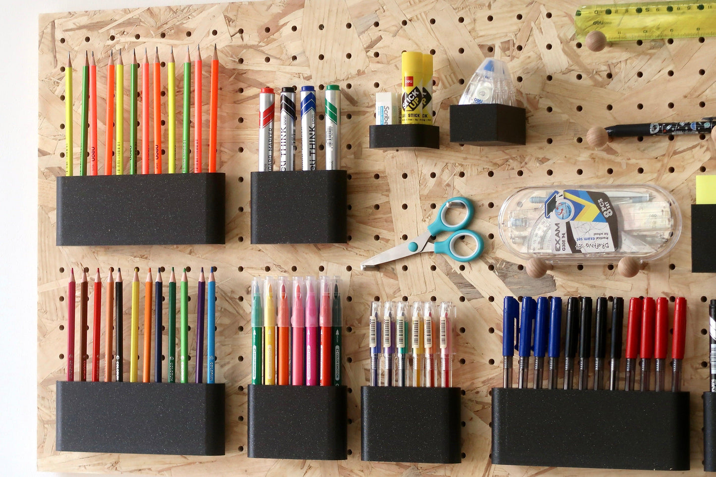 Tout-en-un : le Kit Pegboard 96 x 48 cm + set de bureau : parfait pour un bureau organisé et stylé - Quark