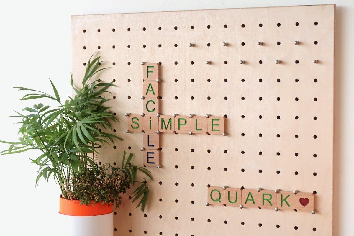 Lettres en bois pour Pegboard façon Scrabble - Quark