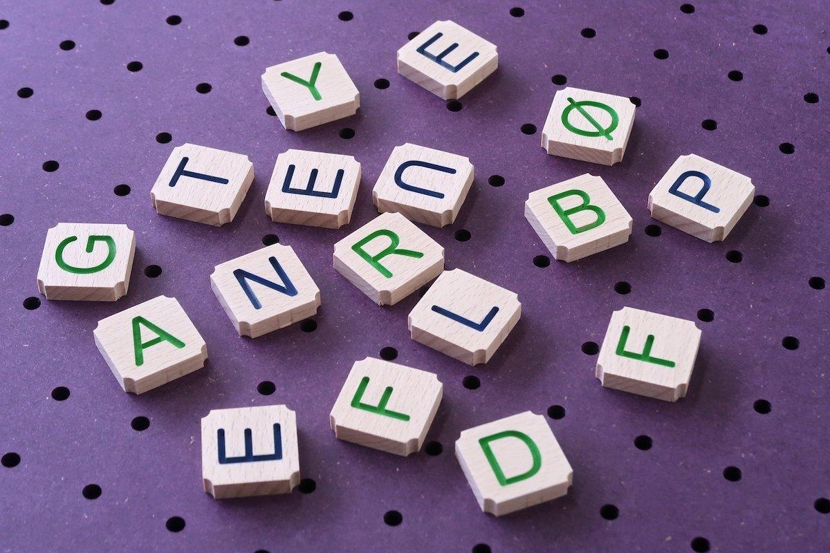 Lettres en bois pour Pegboard façon Scrabble - Quark