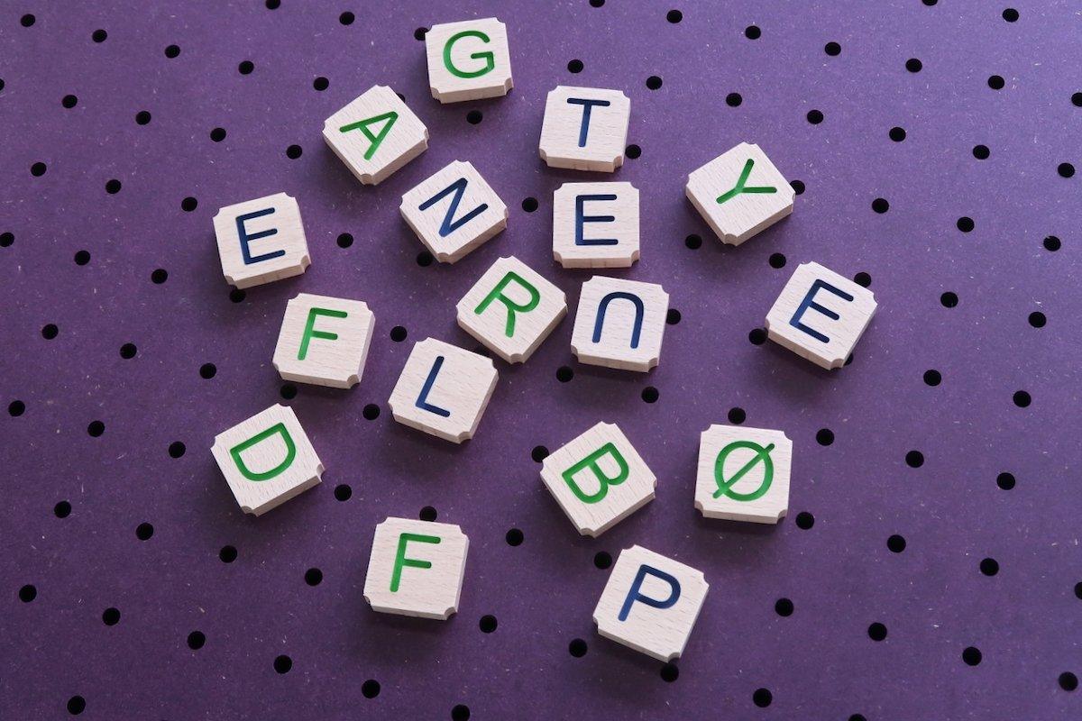 Lettres en bois pour Pegboard façon Scrabble - Quark