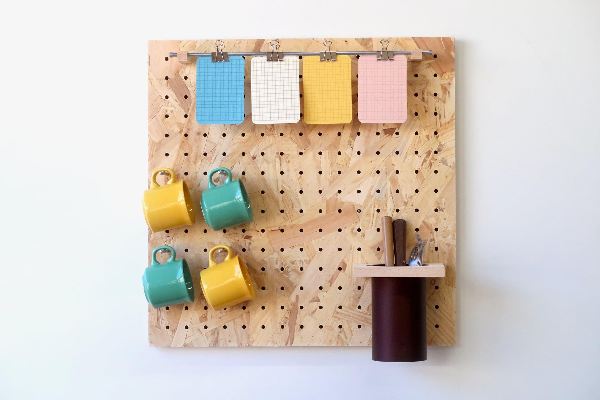 Pegboard éclats de bois en 48 cm - Panneau perforé en OSB nature - Quark