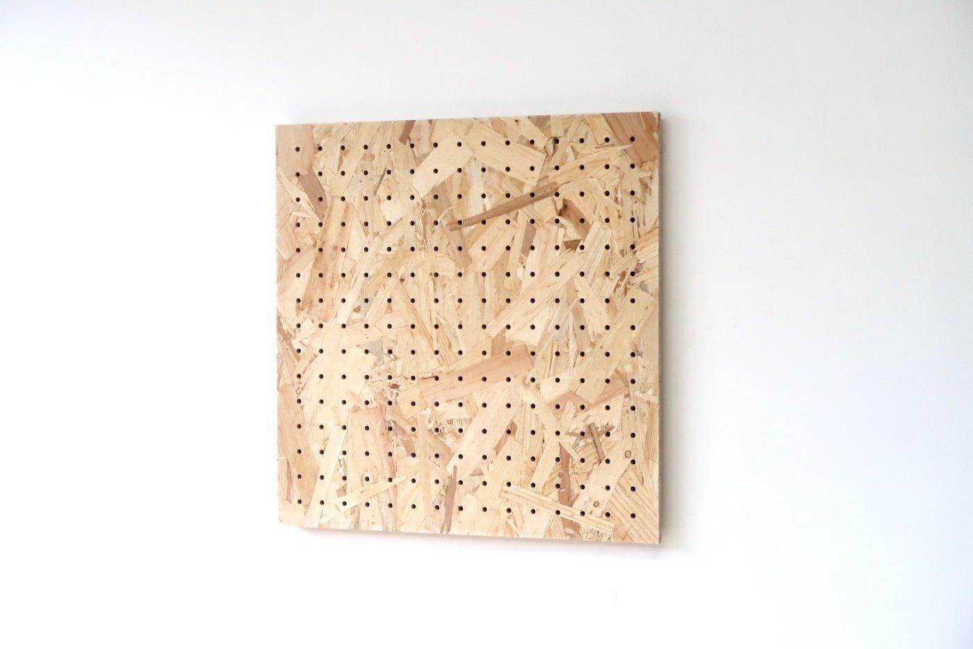 Pegboard éclats de bois en 48 cm - Panneau perforé en OSB nature - Quark