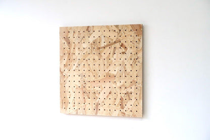 Pegboard éclats de bois en 48 cm - Panneau perforé en OSB nature - Quark