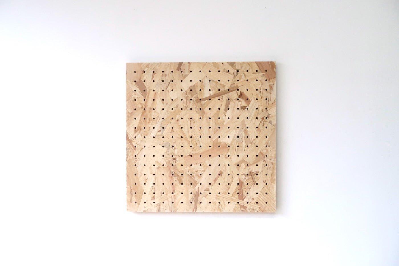 Pegboard éclats de bois en 48 cm - Panneau perforé en OSB nature - Quark